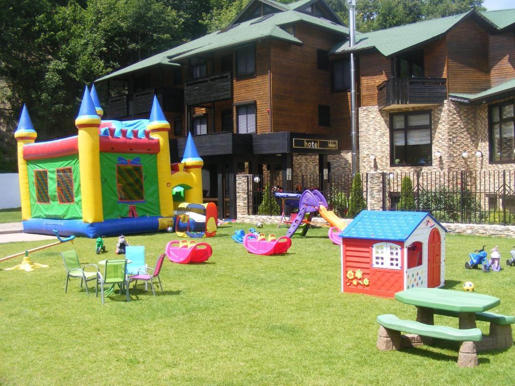 Hotel Hillden Lodge&Restaurant Drumu Carului Kültér fotó