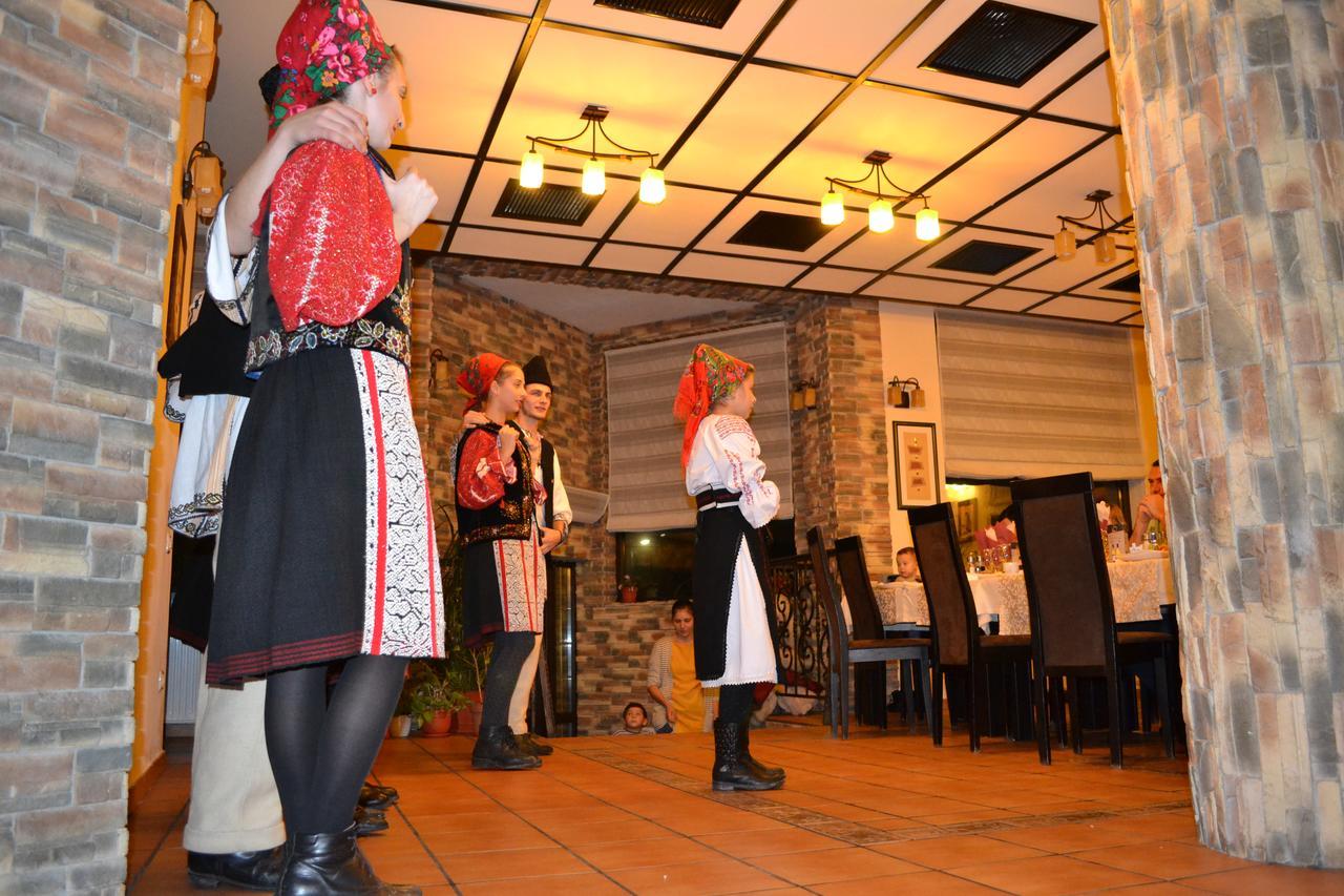 Hotel Hillden Lodge&Restaurant Drumu Carului Kültér fotó