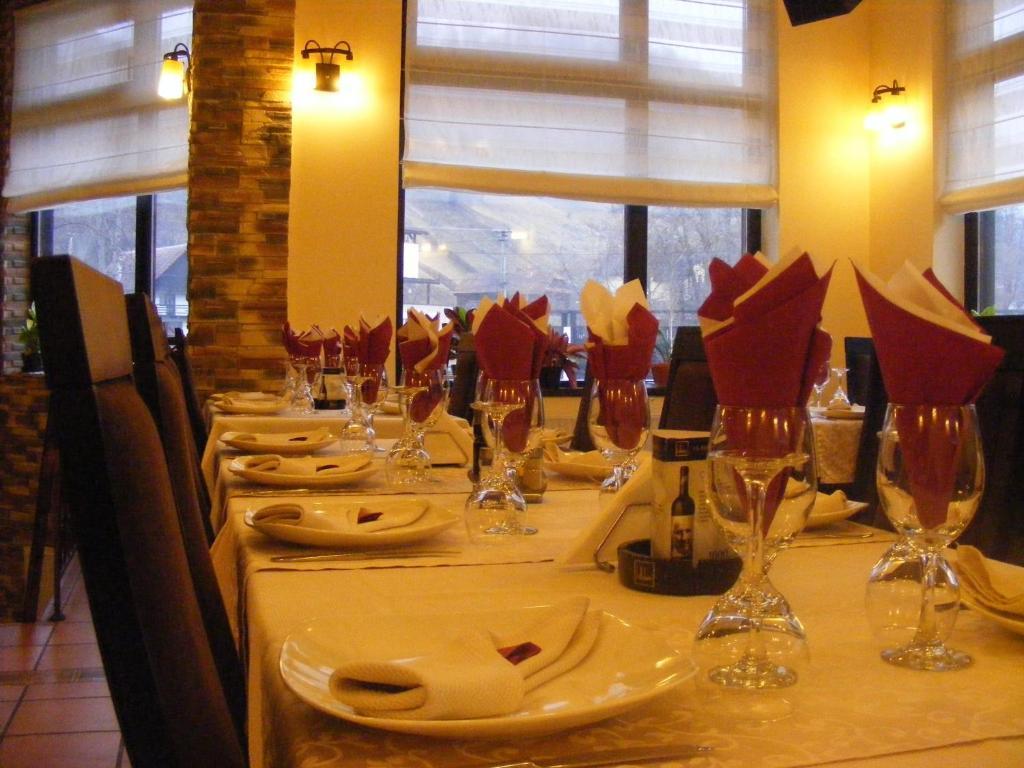 Hotel Hillden Lodge&Restaurant Drumu Carului Kültér fotó