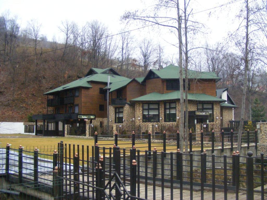 Hotel Hillden Lodge&Restaurant Drumu Carului Kültér fotó
